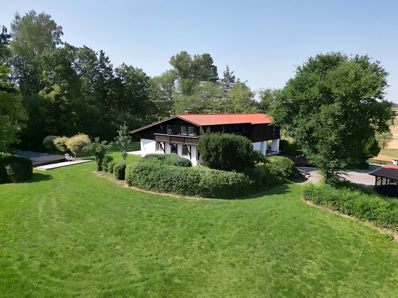 Ein Luxusdomizil voller Eleganz, ungestörter Privatsphäre und höchster Lebensqualität!
